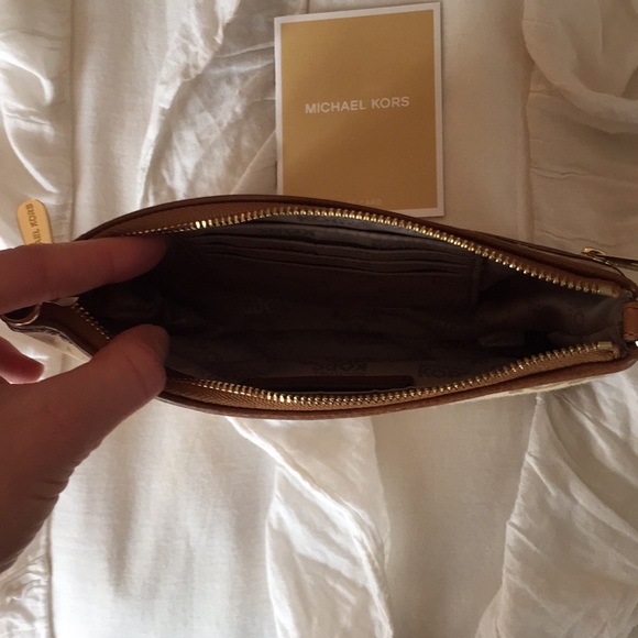 Michael Kors Wristlet | Brand New Condition - Picture 3 of 3
